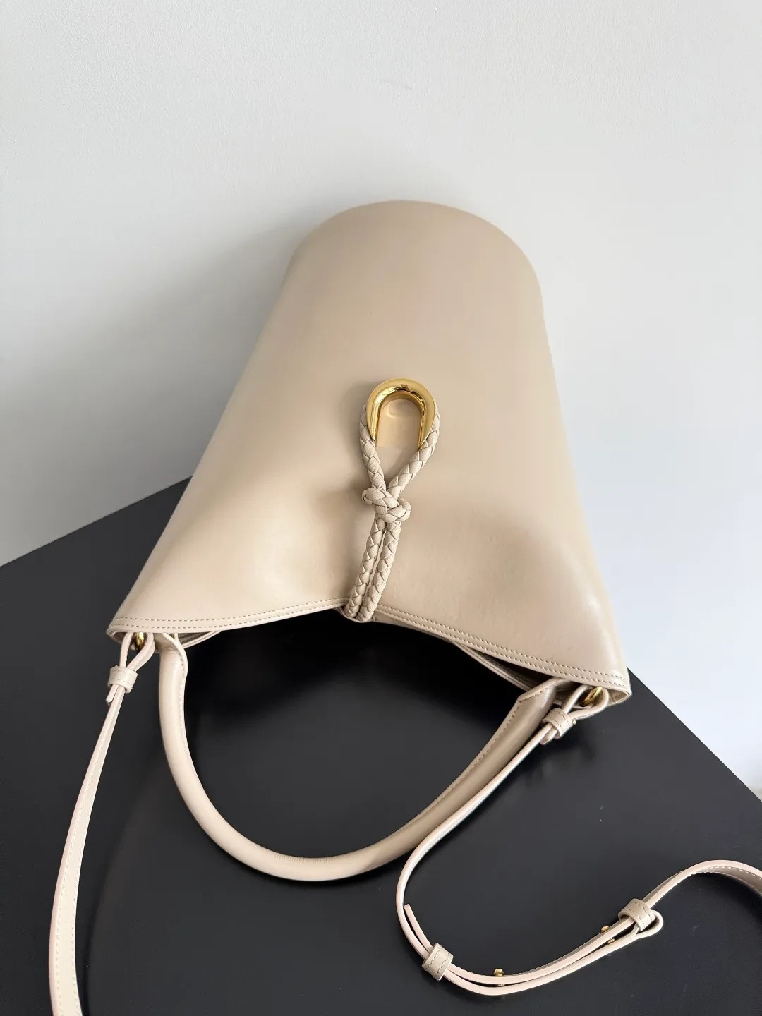 Batch 1620 BOTTEGA VENETA 2025 new women's LIBERTA small bucket bag The wind of "freedom" is still blowing towards summer🫧Unique bag shape and large enough capacity. This kind of small bag has always been very popular in summer. It can easily store essential items such as sunscreen and mini 5-fold umbrella when carrying it when going out. It uses braided knots and horseshoe buckle shapes. The metal ring is used for opening and closing, and the classic weaving is only used as an embellishment here, giving way to the simplicity of all-leather. It is a true combination of innovation and classics. It is also equipped with a detachable long shoulder strap. Friends who don’t like to carry it on the shoulder can only buy this bag and have more choices. Style number: 815244 Size: 22*18*15cm